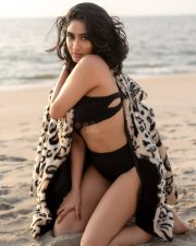 Stunning Deepti Sati in a Black Beach Bikini Photos 04