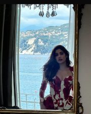 Stunning Janhvi Kapoor in a Red and White Mini Dress with a Bustier Neckline Photos 05 Stunning Janhvi Kapoor in a Red and White Mini Dress with a Bustier Neckline Photos 05
