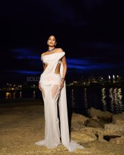 Stunning Janhvi Kapoor in an Off Shoulder Wet Ivory White Saree Photos 07