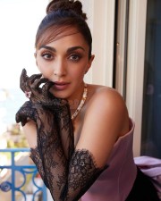 Stunning Kiara Advani in a Black and Pink Corset Trail Gown Pictures 06