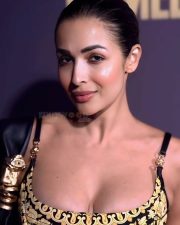 Stunning MILF Malaika Arora in a Black and Golden Cleavage Outfit Photos 02