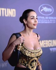 Stunning MILF Malaika Arora in a Black and Golden Cleavage Outfit Photos 04