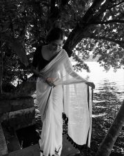 Stunning Malavika Mohanan in a White Cotton Saree with Black Borders and Black Blouse Photos 02