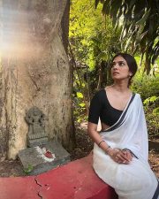 Stunning Malavika Mohanan in a White Cotton Saree with Black Borders and Black Blouse Photos 04
