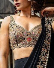 Stunning Samantha Ruth Prabhu in a Jet Black Pre Draped Printed Saree Photos 03