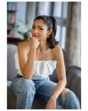 Stylish Andrea Jeremiah in a White Ribbed Crop Top Pictures 01