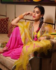 Stylish Punjabi Kudi Janvhi Kapoor in a Trendy Salwar Photos 06