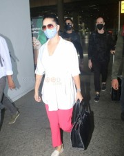 Sunny Leone Spotted at Airport Arrival Pictures