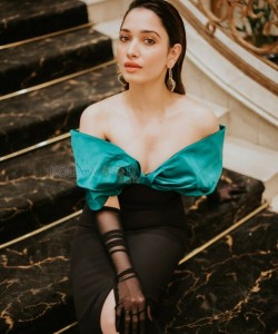 Tamannaah Bhatia sitting on the stairs and show cleavage Photo 01