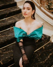 Tamannaah Bhatia sitting on the stairs and show cleavage Photo 01