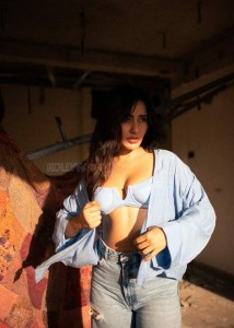 Thoda Thoda Pyaar Actress Neha Sharma Sexy Hot Cleavage Pictures 02