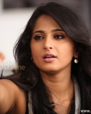 Thulli Ezhunthathu Kadhal Anushka Shetty Photos