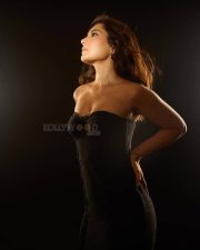 Ustaad Bhagat Singh Heroine Raashi Khanna in a Sleek Black Strapless Gown with a Corset Style Bodice and Sweetheart Neckline Photos 01