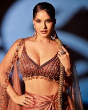 Veeramadevi Actress Sunny Leone Sexy Pictures 02