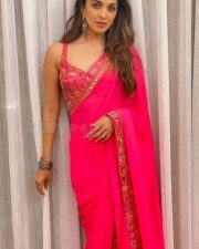 War 2 Actress Kiara Advanic Sexy Cleavage Photos 06