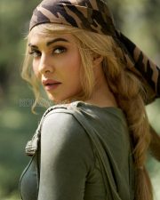 Welcome to the Jungle Actress Jacqueline Fernandez in a Military Green Outfit Photos 01