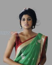Yaamirukka Bayamen Heroine Oviya Stills