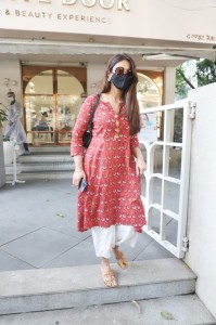 Actress Ileana DCruz spotted at Bandra Photos