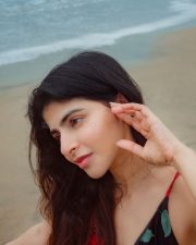 Beautiful Iswarya Menon in a Red and Black Sleeveless Beach Dress Photos 01