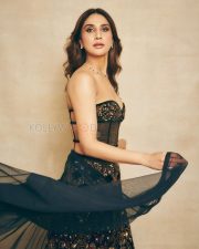 Bewitching Vaani Kapoor Cleavage in a Black Gold Embroidered Strapless Corset with Embroidered Black Lehenga Photos 01