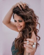 Bold Anasuya Bharadwaj in a Green Strapless Dress at Kiraack Boys Khiladi Girls Season 2 Pre Finale Photos 03