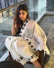 Bollywood Fashionista Mouni Roy in a White Saree with Black Blouse Pictures 03 Bollywood Fashionista Mouni Roy in a White Saree with Black Blouse Pictures 03