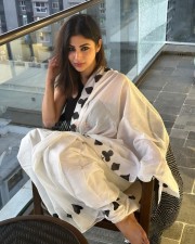 Bollywood Fashionista Mouni Roy in a White Saree with Black Blouse Pictures 03