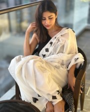 Bollywood Fashionista Mouni Roy in a White Saree with Black Blouse Pictures 04