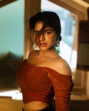 Dripping Sexiness Iswarya Menon Photoshoot Pictures 01