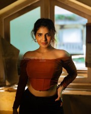 Dripping Sexiness Iswarya Menon Photoshoot Pictures 04