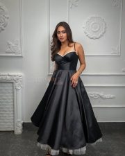 Ek Hazaaron Mein Meri Behna Hai Actress Krystle DSouza in a Black Satin Bustier Dress with Lace Border Photos 02
