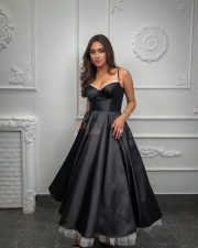 Ek Hazaaron Mein Meri Behna Hai Actress Krystle DSouza in a Black Satin Bustier Dress with Lace Border Photos 02