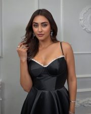 Ek Hazaaron Mein Meri Behna Hai Actress Krystle DSouza in a Black Satin Bustier Dress with Lace Border Photos 03