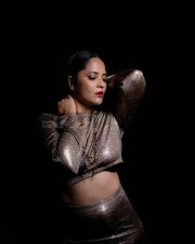 Glamorous Anasuya Bharadwaj in a Golden Dress Photos 01