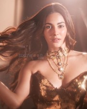 Golden Beauty Amyra Dastur Stunning Pictures 01