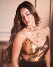 Golden Beauty Amyra Dastur Stunning Pictures 02