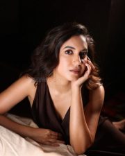 Gorgeous Ritu Varma in a Black Sleeveless Nightwear Pictures 04
