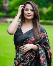 Hot Anasuya Bharadwaj in Black Floral Saree Photos 03