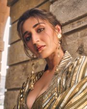 Hot Dhvani Bhanushali in a Green Traditional Outfit Photos 10