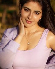 Hot Iswarya Menon Abs Navel in a Pink Gym Outfit Photos 02