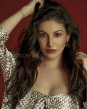 Kadhalai Thedi Nithya Nandha Movie Heroine Amyra Dastur Photos