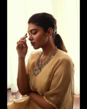 Kazhuvethi Moorkkan Heroine Dushara Vijayan Pictures 01