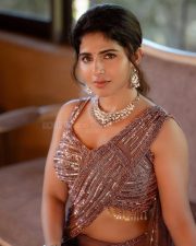 Lovely Iswarya Menon Sexy Saree Pictures 01