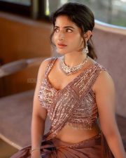 Lovely Iswarya Menon Sexy Saree Pictures 02