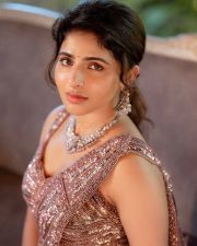 Lovely Iswarya Menon Sexy Saree Pictures 03