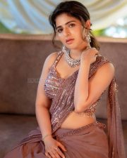 Lovely Iswarya Menon Sexy Saree Pictures 04