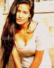 Poonam Pandey Hot Boob Cleavage Pictures