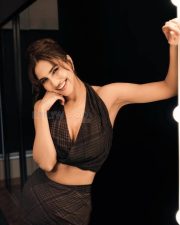 Sarvagunn Sampanna Heroine Vaani Kapoor in a Black Halter Style Backless Cropped Blouse with a Matching High Waisted Skirt Pictures 04 Sarvagunn Sampanna Heroine Vaani Kapoor in a Black Halter Style Backless Cropped Blouse with a Matching High Waisted Skirt Pictures 04