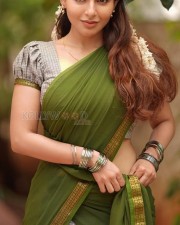 Sexy Iswarya Menon in a Green Half Saree Pictures 01