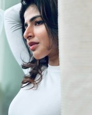 Sexy Iswarya Menon in a White Full Sleeve Top and Blue Jeans Photos 01